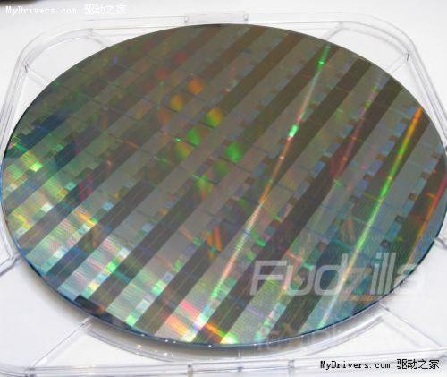 震撼 Intel首次展示80核心处理器晶圆 