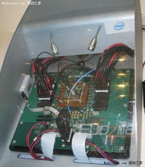 震撼 Intel首次展示80核心处理器晶圆 