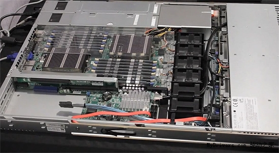 AMD再次展示16核心推土机服务器